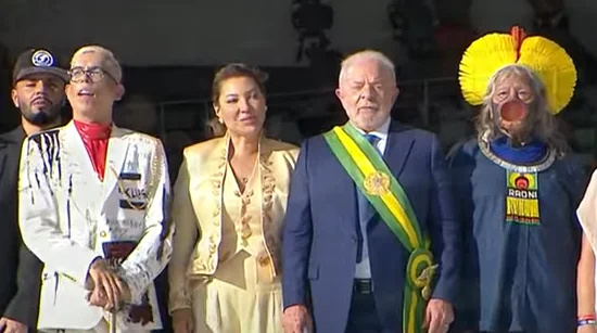 Lula recebe faixa presidencial “das mãos do povo brasileiro”