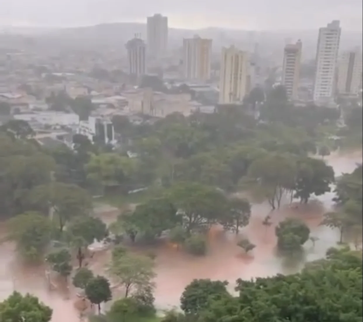 Tempestades devem continuar em Goiás até a próxima sexta-feira (24), diz Cimehgo