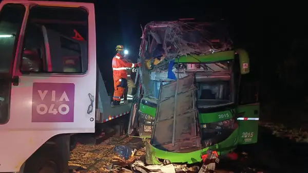 Dois morrem em acidente com ônibus que levava candidatos para concurso do TRT em Goiânia