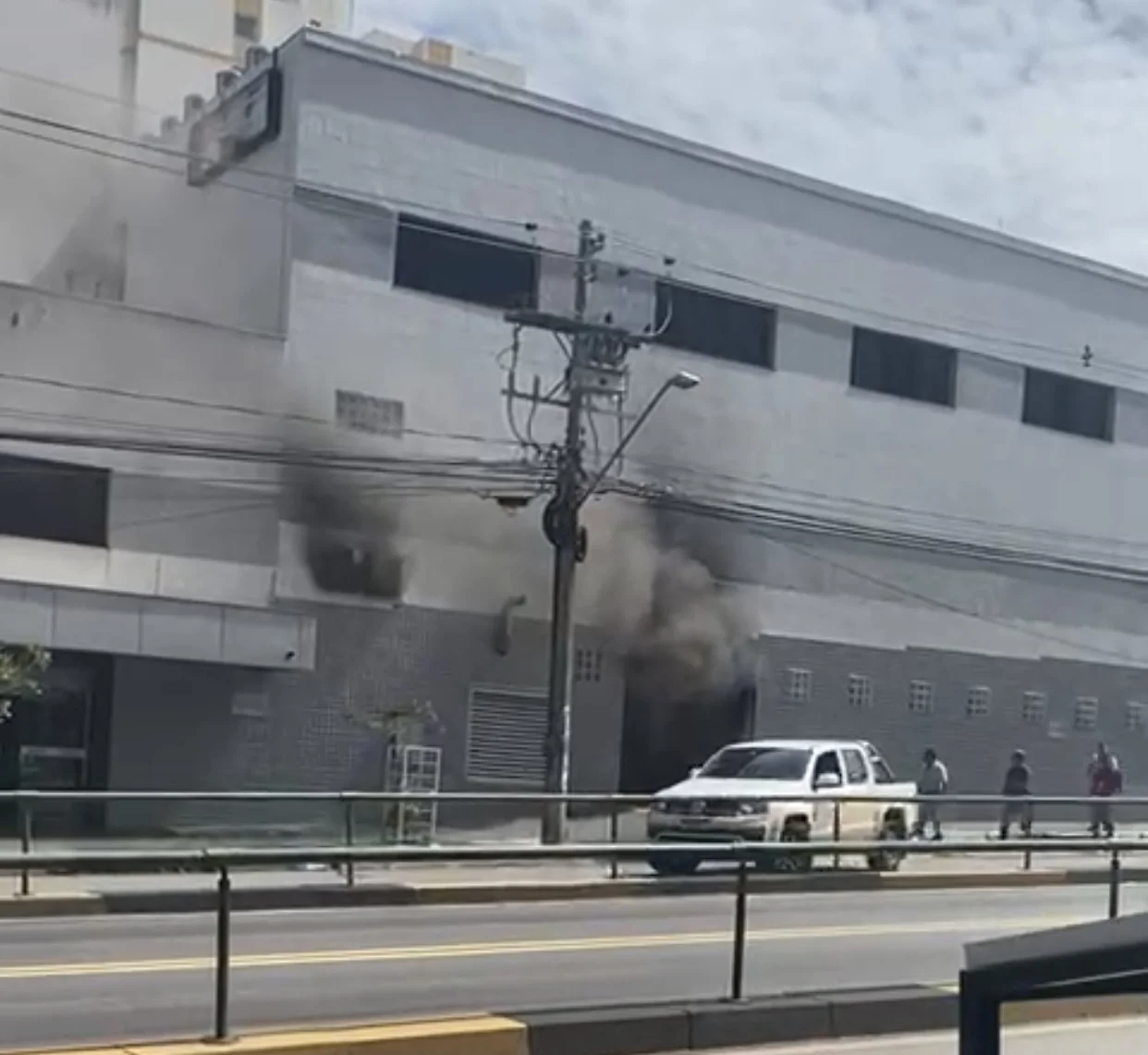 Pane em gerador gera nuvem de fumaça no prédio da administração do Fujioka, em Goiânia