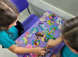 Alunos confeccionam máscaras para desfile de fantasias do Carnaval inclusivo(Foto divulgação)