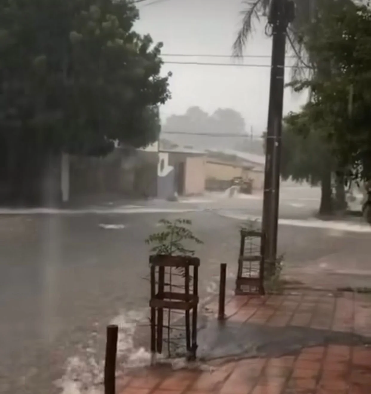 Forte chuva causa alagamentos em Goiânia e motociclista quase levado por enxurrada