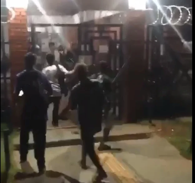 Integrantes de torcida organizada do Goiás invadem escola e agridem alunos em Goiânia; vídeo