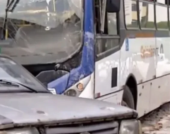 Ônibus do transporte coletivo perde o freio e invade comércio, em Aparecida de Goiânia