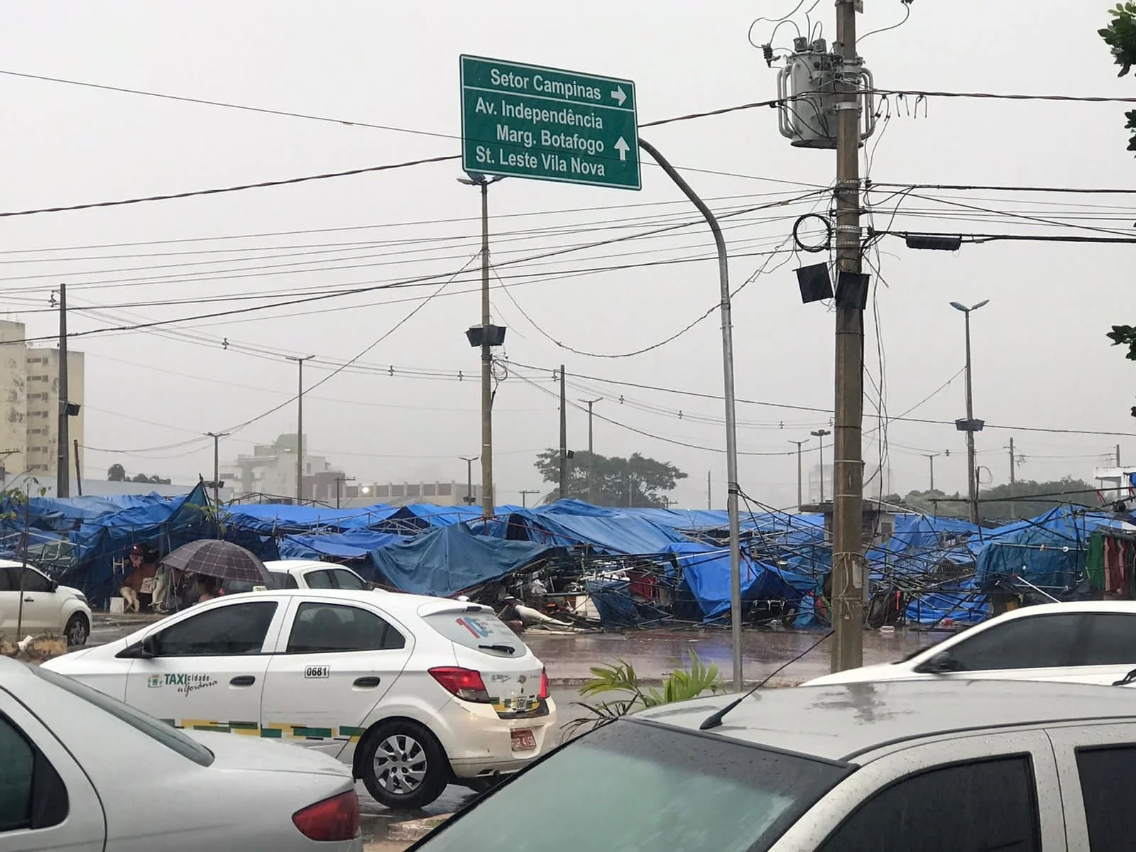 Forte chuva provoca estragos e prejuízos na Feira Hippie, em Goiânia