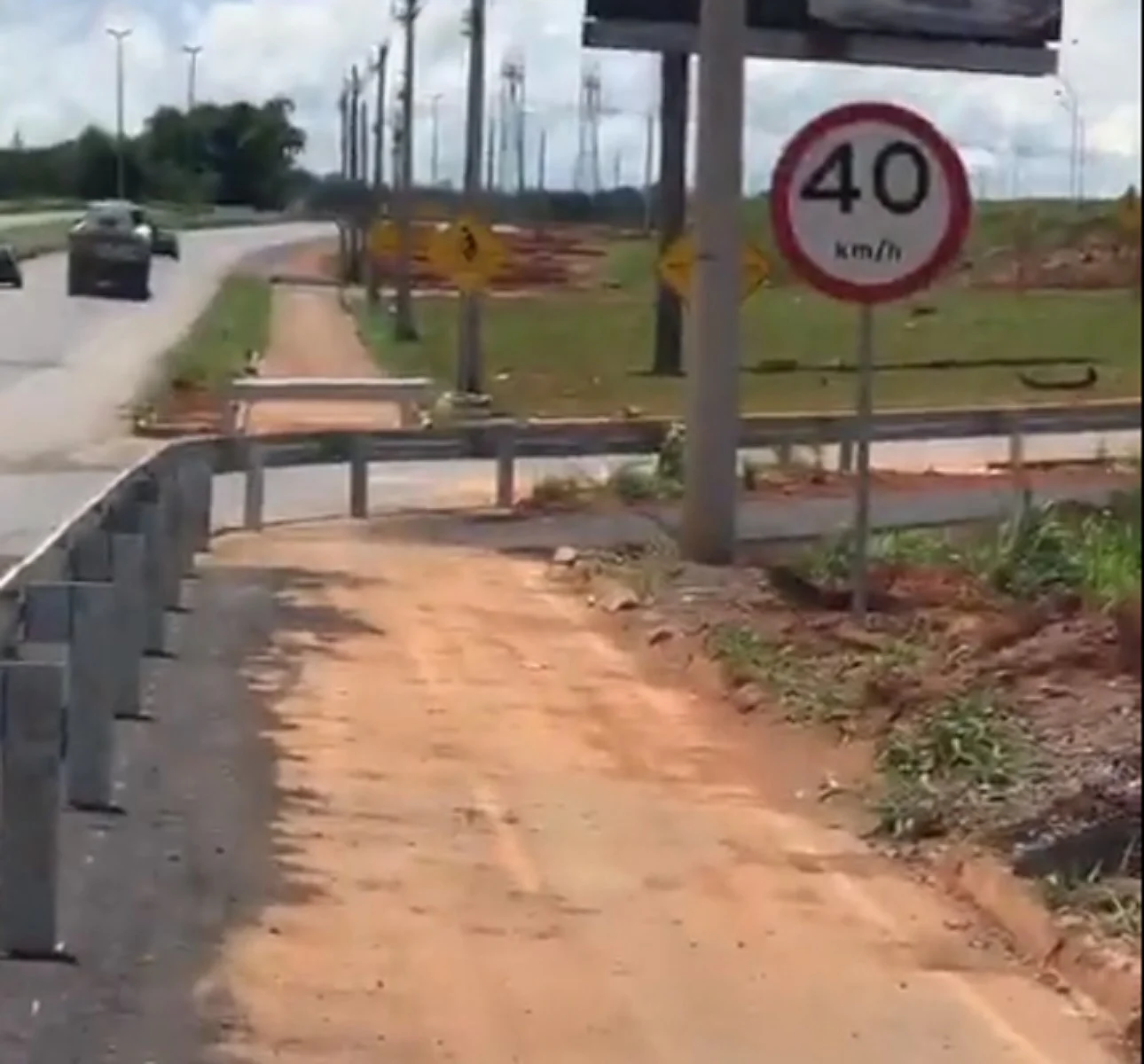 Ciclista denuncia que ciclovia na GO-020 foi bloqueada por guard rail