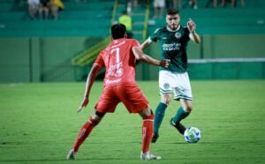 Zagueiro Heron em jogo do Goiás contra o União Rondonópolis