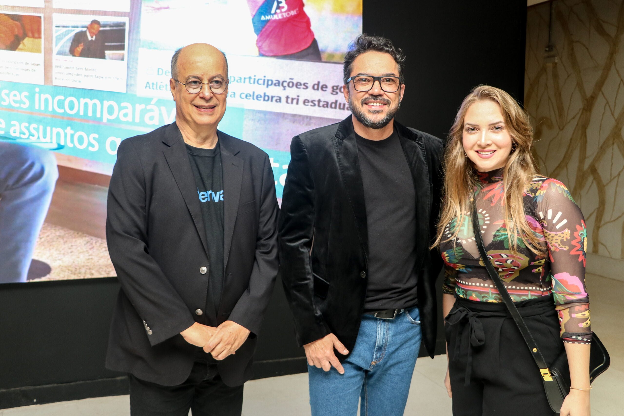 O curador da mostra Lisandro Nogueira ao lado do CEO do CineX Cult Adriano Oliveira e a produtora Gabriela Cardoso (Foto Letícia Coqueiro).