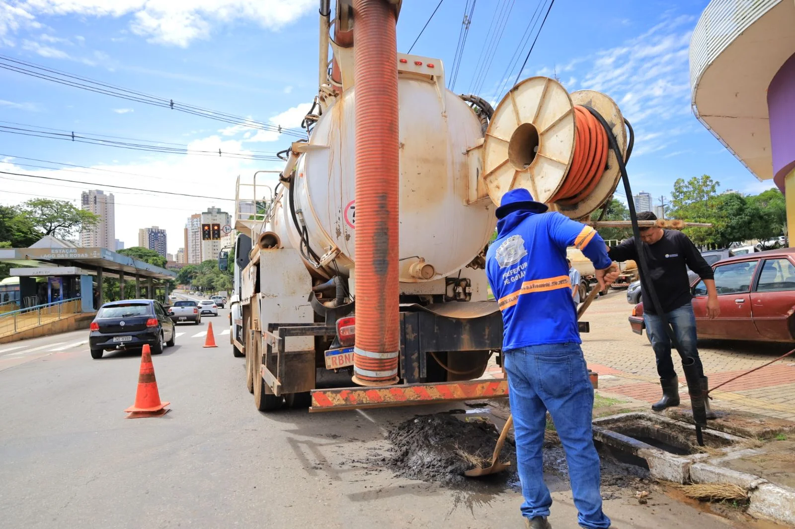 Prefeitura realiza limpeza de bocas de lobo na região do Lago das Rosas. Foto: Jackson Rodrigues