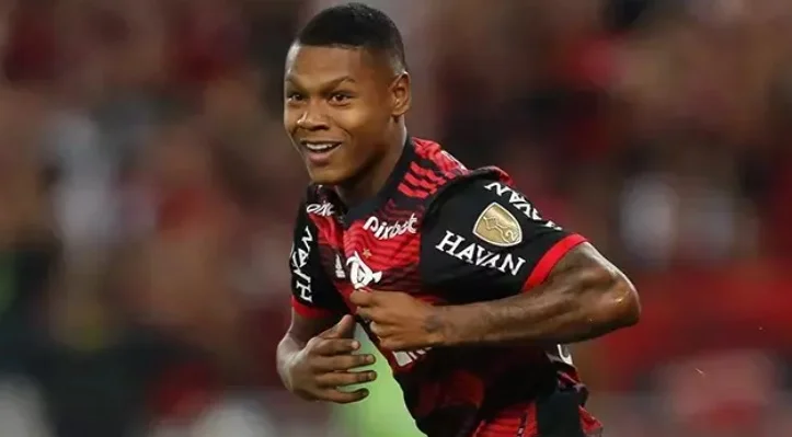 Revelação de 18 anos do Flamengo, tem contrato renovado e multa de R$ 1 bilhão