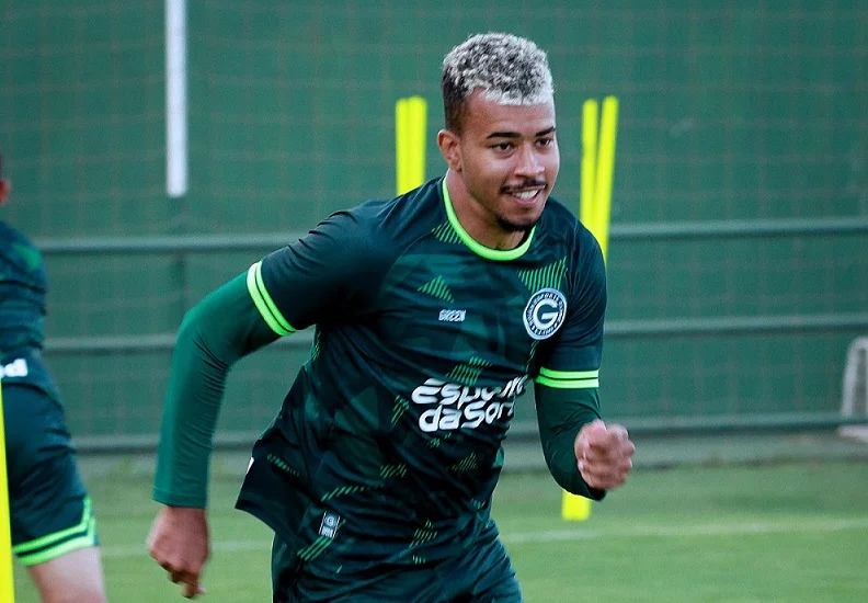 Atacante Philippe comemora primeiro gol pelo Goiás e destaca liderança no Campeonato Goiano