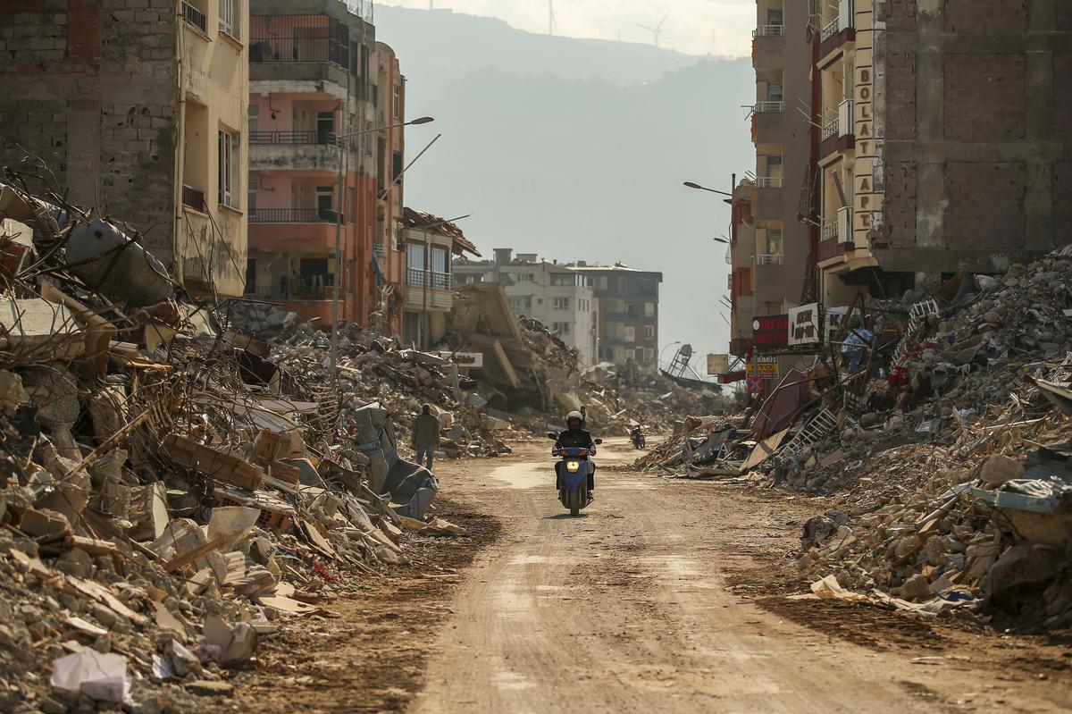 Mais um terremoto atinge Turquia e Síria e causa mais morte entre as mais de 50 mil vidas já perdidas