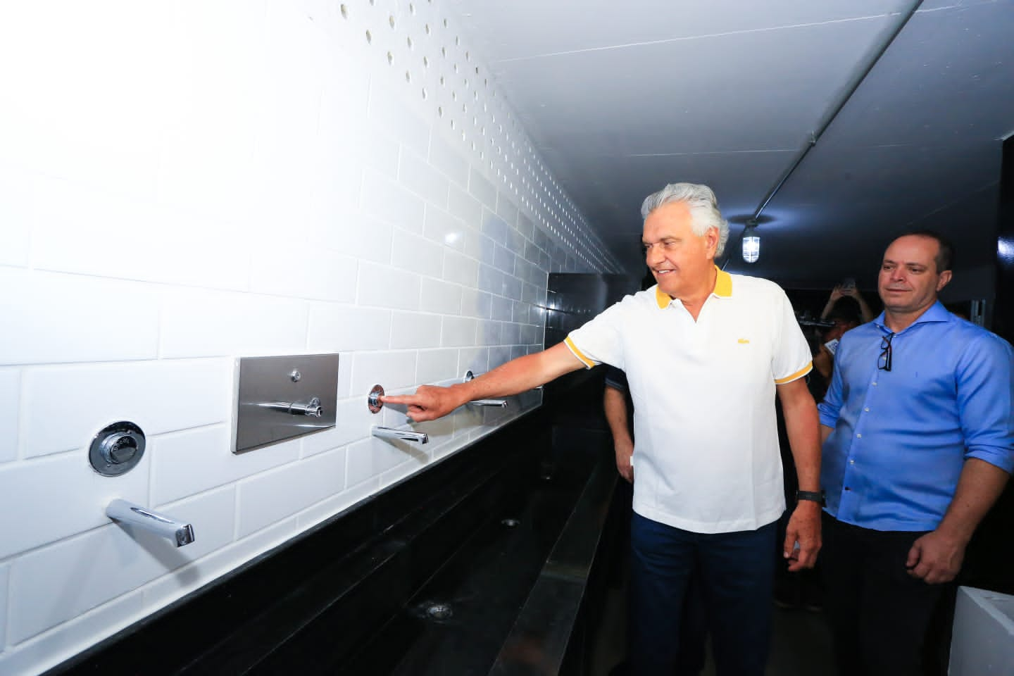 Caiado inaugura novos banheiros e abre possibilidade de parceria para melhorias do Serra Dourada