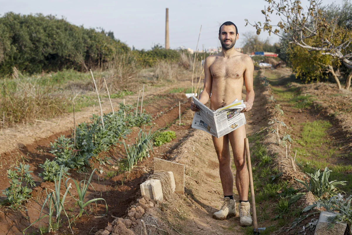 Entenda por que a Espanha aprovou direito de homem andar nu no país