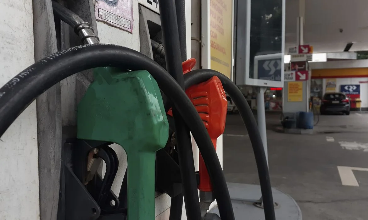 Reoneração parcial fará gasolina subir R$ 0,34 e etanol R$ 0,02