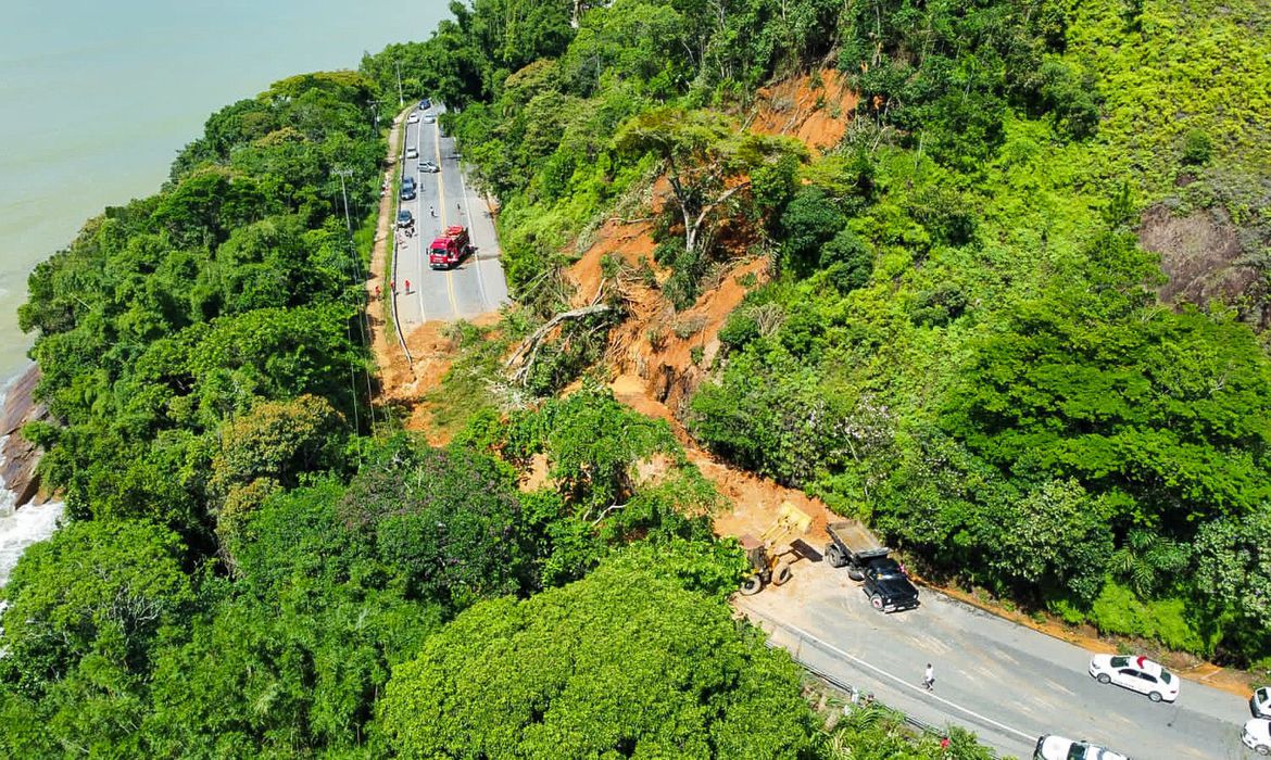 Chuvas no litoral paulista causam estragos, deixam 36 mortos e centenas de desabrigados