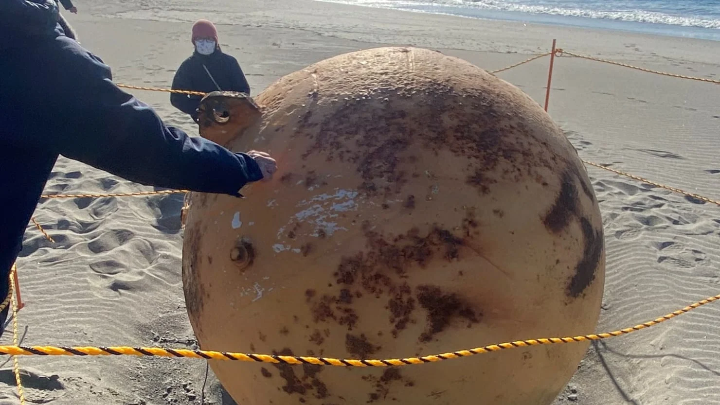 Confira o que se sabe sobre a bola misteriosa encontrada em uma praia do Japão