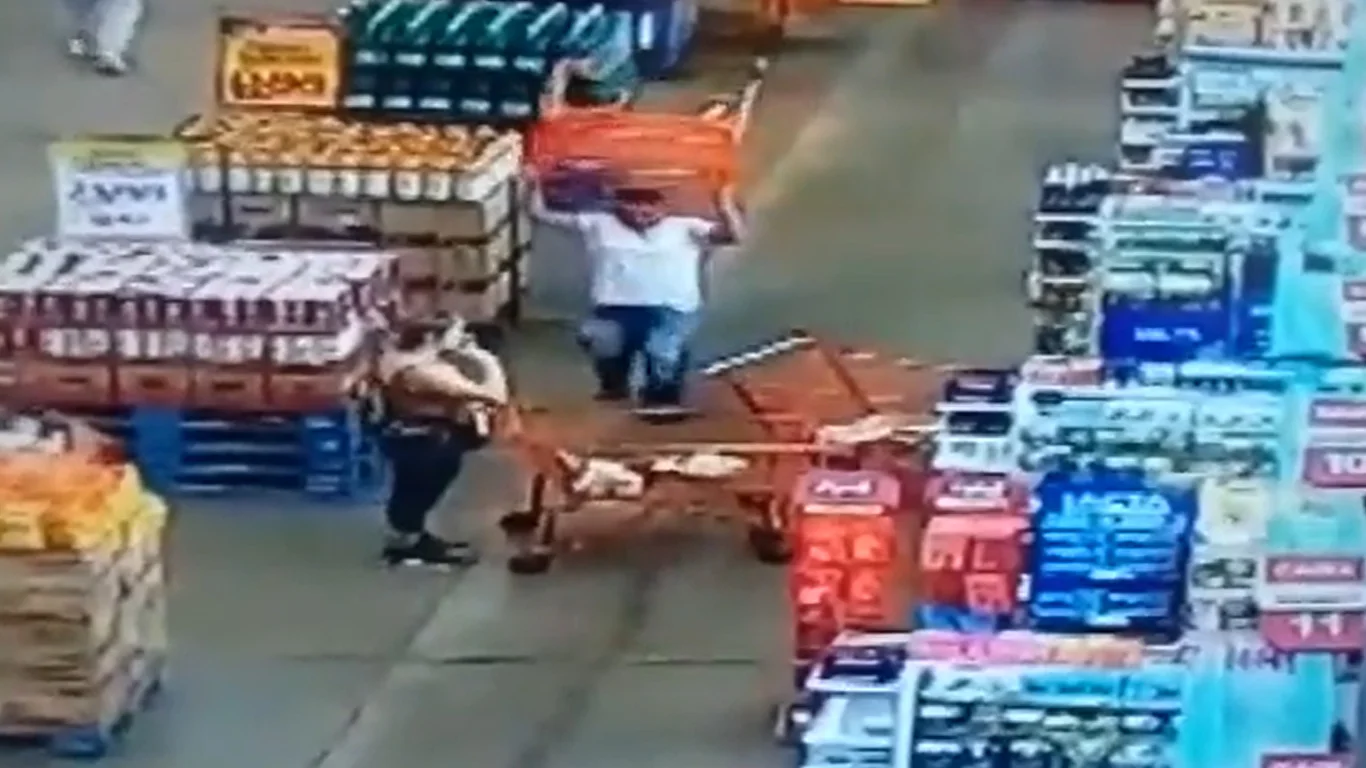 Homem joga carrinho de compras em mulher dentro de supermercado do Entorno do DF; Vídeo