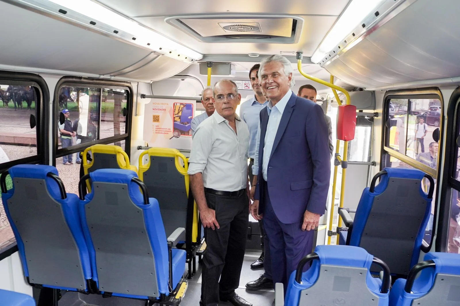 Caiado vistoria novos ônibus que vão atender linhas semiurbanas e intermunicipais