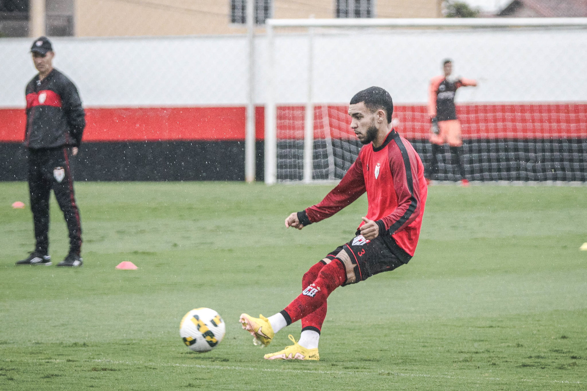 Jogador do Atlético-GO é acusado de envolvimento em manipulação de jogo na Série A