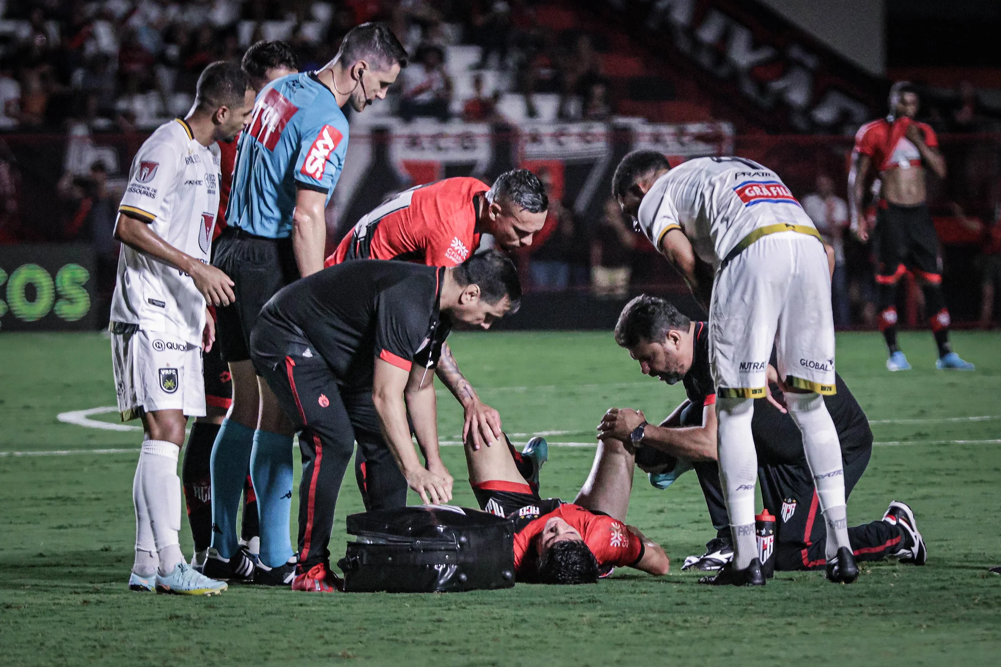 Chileno Ângelo Araos rompe ligamento do joelho e está fora da temporada no Atlético-GO