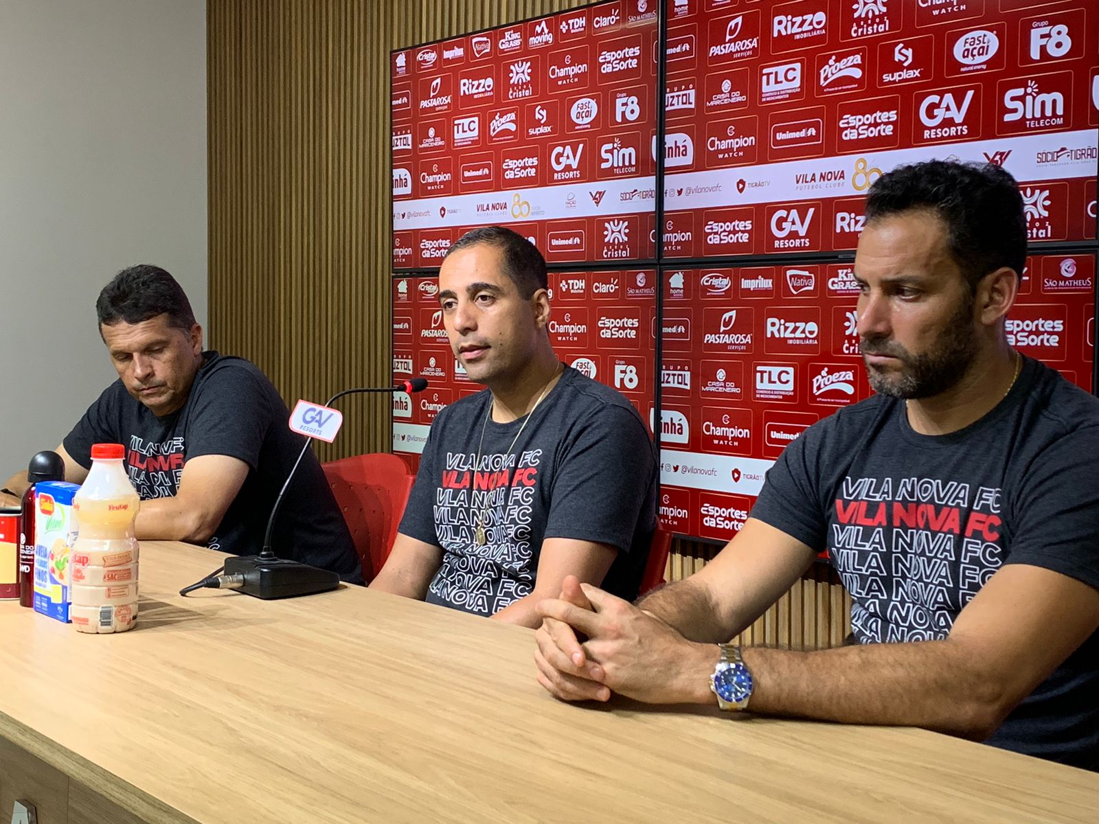 Técnico Claudinei Oliveira, Hugo Bravo e Frontini no Vila Nova