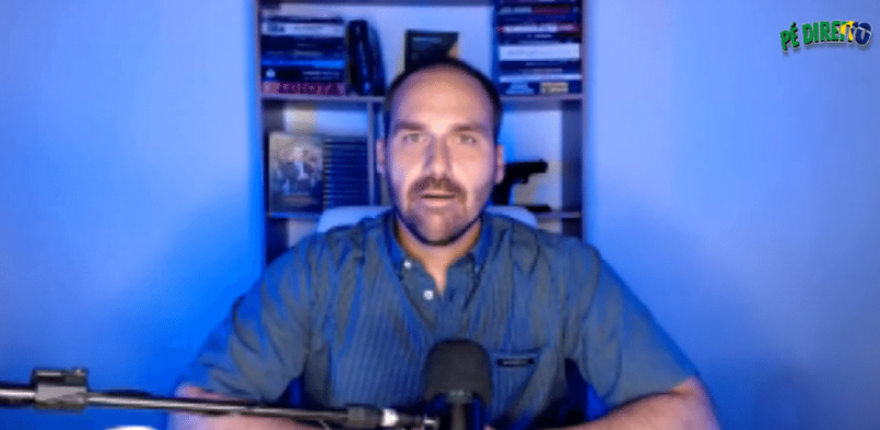 Eduardo Bolsonaro durante live no YouTube (Foto reprodução UOL Notícias)