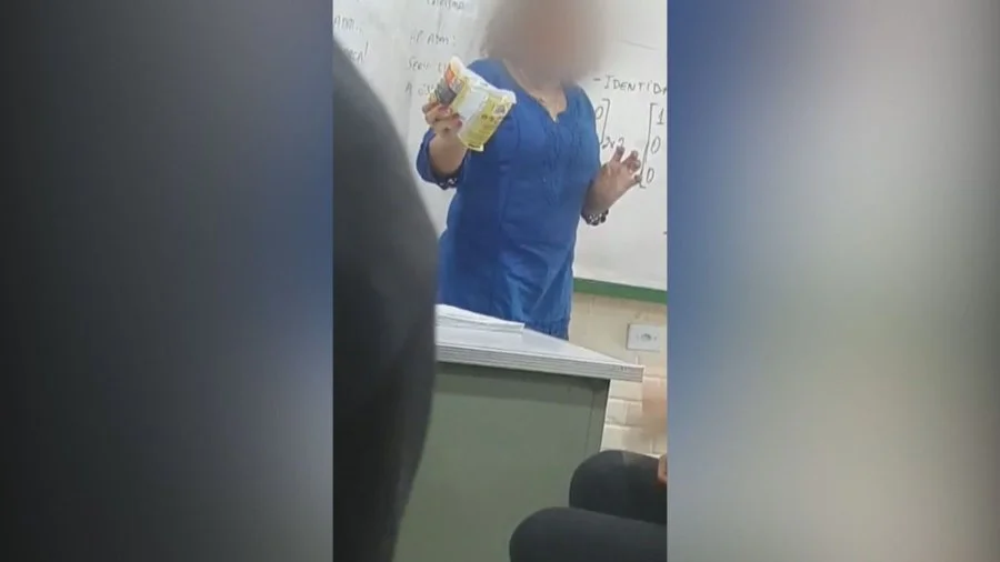 Aluno da esponja de aço para professora negra como presente do Dia da Mulher, no DF