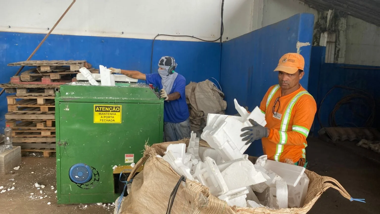 Projeto-piloto viabiliza a reciclagem de isopor descartado na capital (Luciano Magalhães).