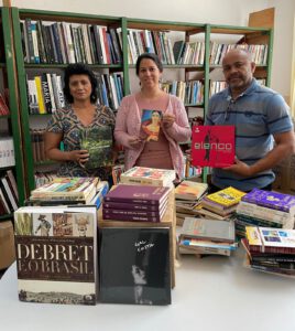 Servidores da Secult fazem a entrega de livros à biblioteca da Casa de Prisão Provisória, em Aparecida de Goiânia (Foto Secult).