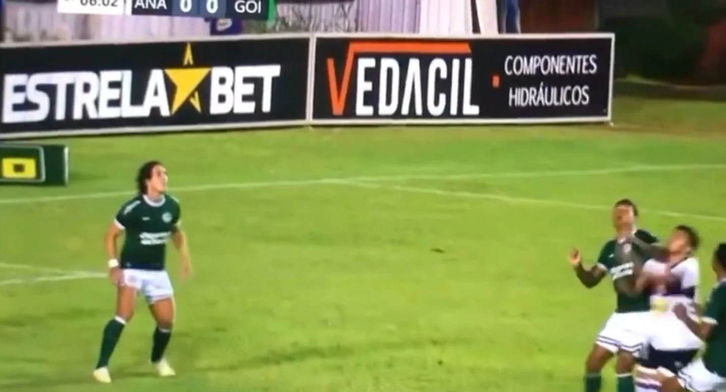 Anápolis divulga vídeo reclamando pênalti em jogo contra o Goiás: “VAR serve para que mesmo?