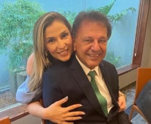 Prefeito de Catalão, Adib Elias, recebe abraço da filha Patrícia Elias