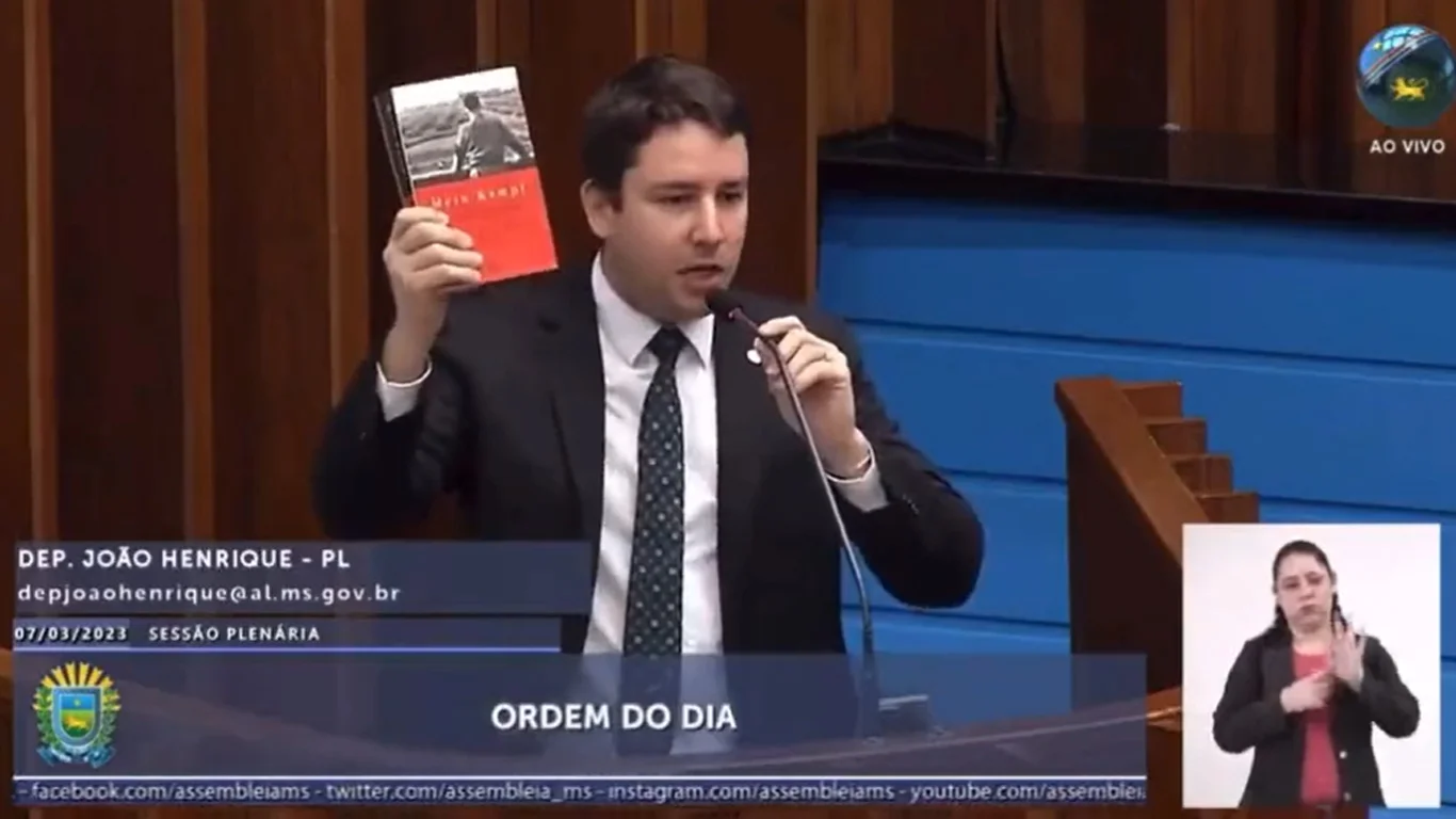 ‘Mein Kampf’: entenda por que deputado exibiu livro de Hitler e acabou sendo atacado na internet; vídeo