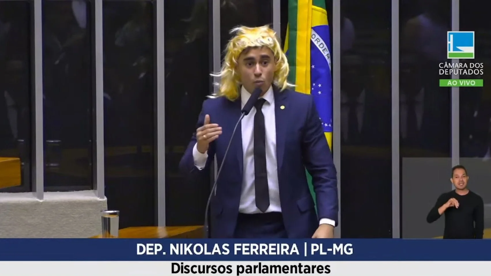 Nikolas Ferreira veste peruca para criticar transexuais e é rebatido por parlamentares; veja vídeo