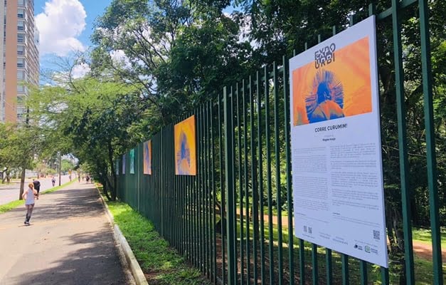 Parque Areião e Bosque dos Buritis recebem exposição “Corre Curumim!”