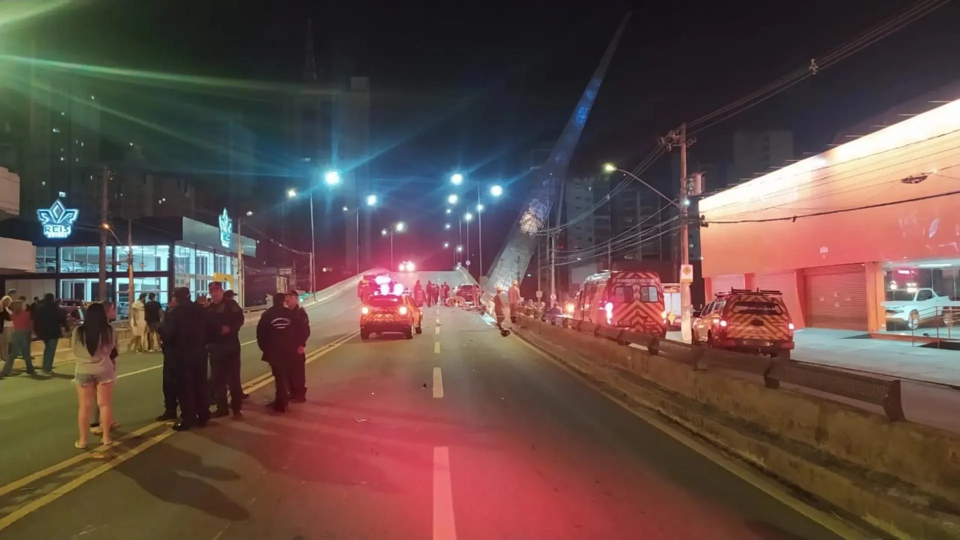 Dois morrem e uma mulher fica ferida em acidente no viaduto da T-63, em Goiânia