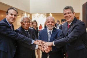 Camilo Santana, António Costa, Lula e Márcio Macêdo ao assinar o acordo entre Brasil e Portugal (Foto Ricardo Stuckert PR).