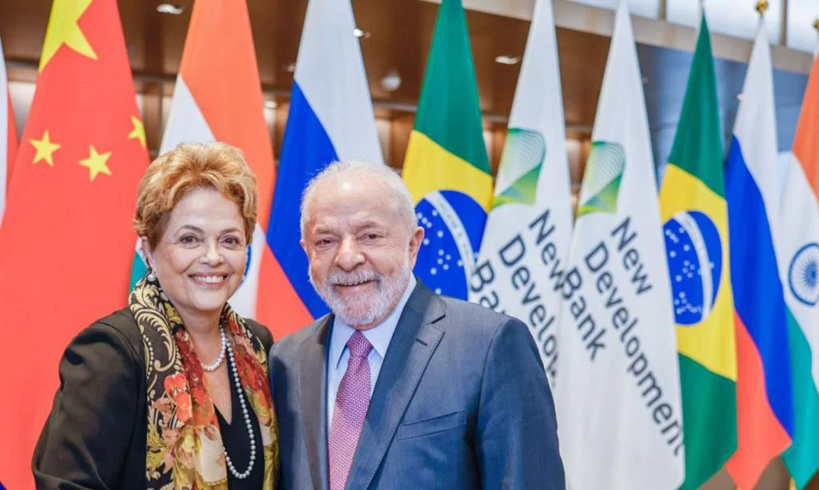 Com a presença de Lula, Dilma toma posse como presidente do Banco dos Brics, na China