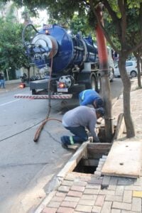 Ação reúne 75 trabalhadores para limpeza de bocas de lobo e galerias de águas pluviais, em Goiânia (Foto Seinfra).