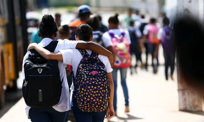 Violência nas escolas: uma perspectiva social e o mundo paralelo da educação