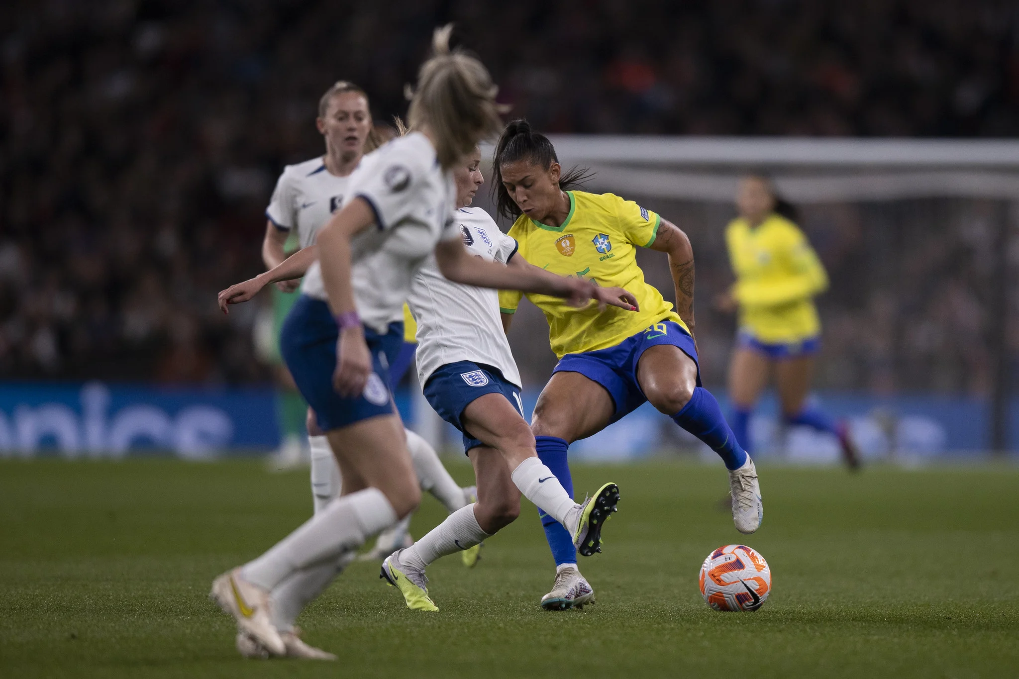 Inglaterra vence Brasil nos pênaltis e fica com título da Finalíssima no Futebol Feminino