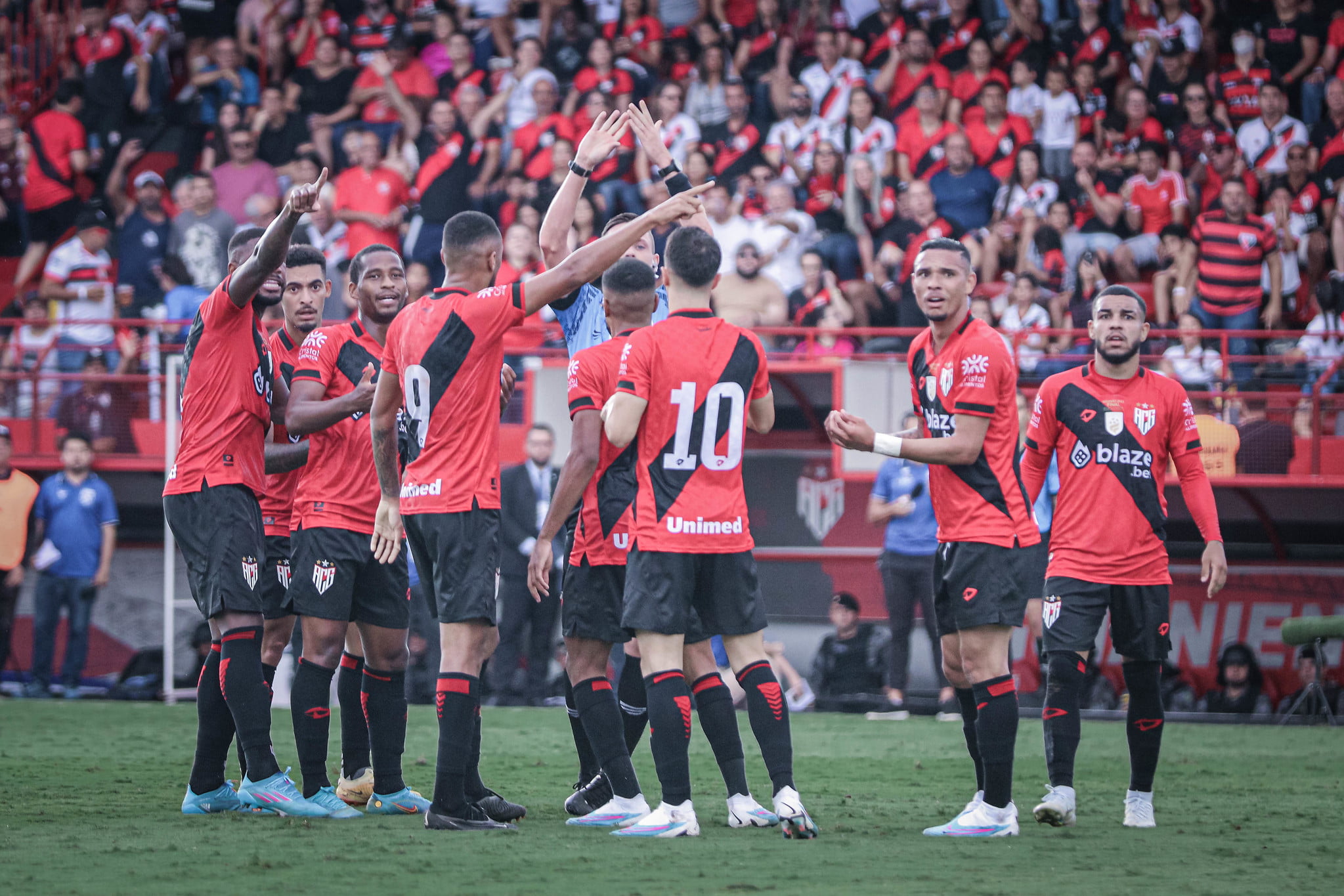 Atlético com uma mão no troféu do Campeonato Goiano