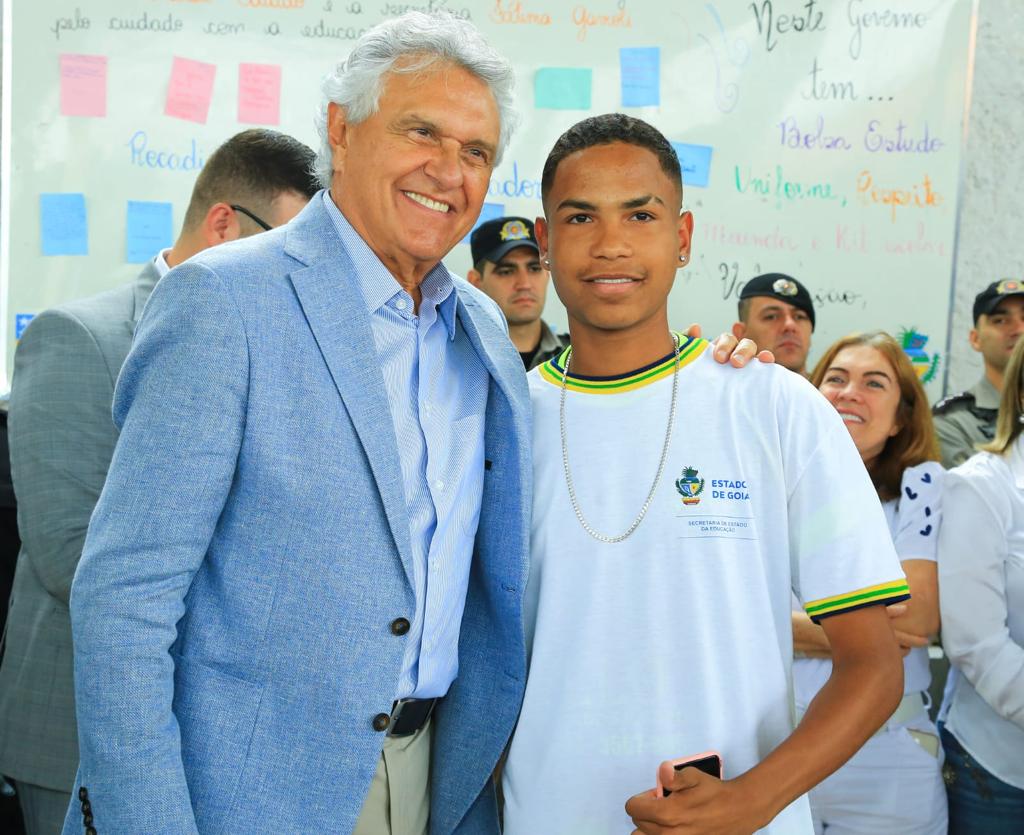 Ronaldo Caiado em visita escola em Dia D. Fotos: Hegon Corrêa e Wesley Costa