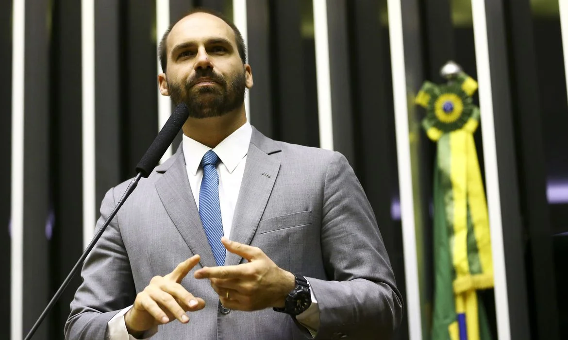 Mesmo tendo imóvel em Brasília, Eduardo Bolsonaro já recebeu R$ 22 mil de auxílio-moradia em 2023