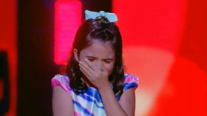 Maria Alice Farias se emociona no final da apresentação no The Voice Kids (Foto GSHOW / TV Globo).