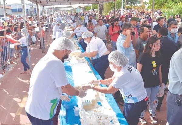 Aparecida comemora aniversário com tradicional bolo de 101 metros de extensão servido à população