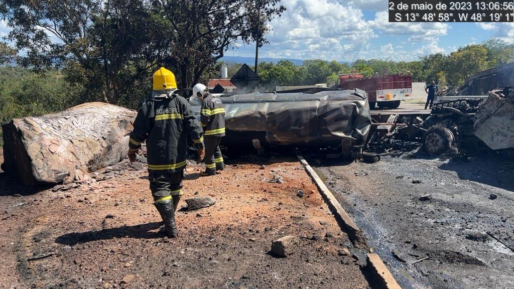 Caminhão carregado de combustível de aviação explode e deixa duas pessoas feridas na GO-142, em Minaçu