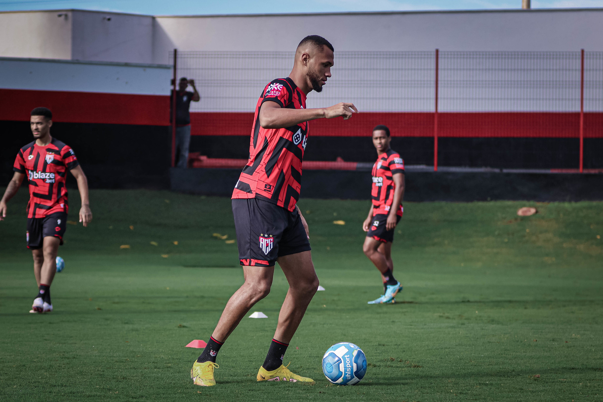 Alberto Valentim mexe na formação do Atlético-GO para enfrentar o Botafogo-SP