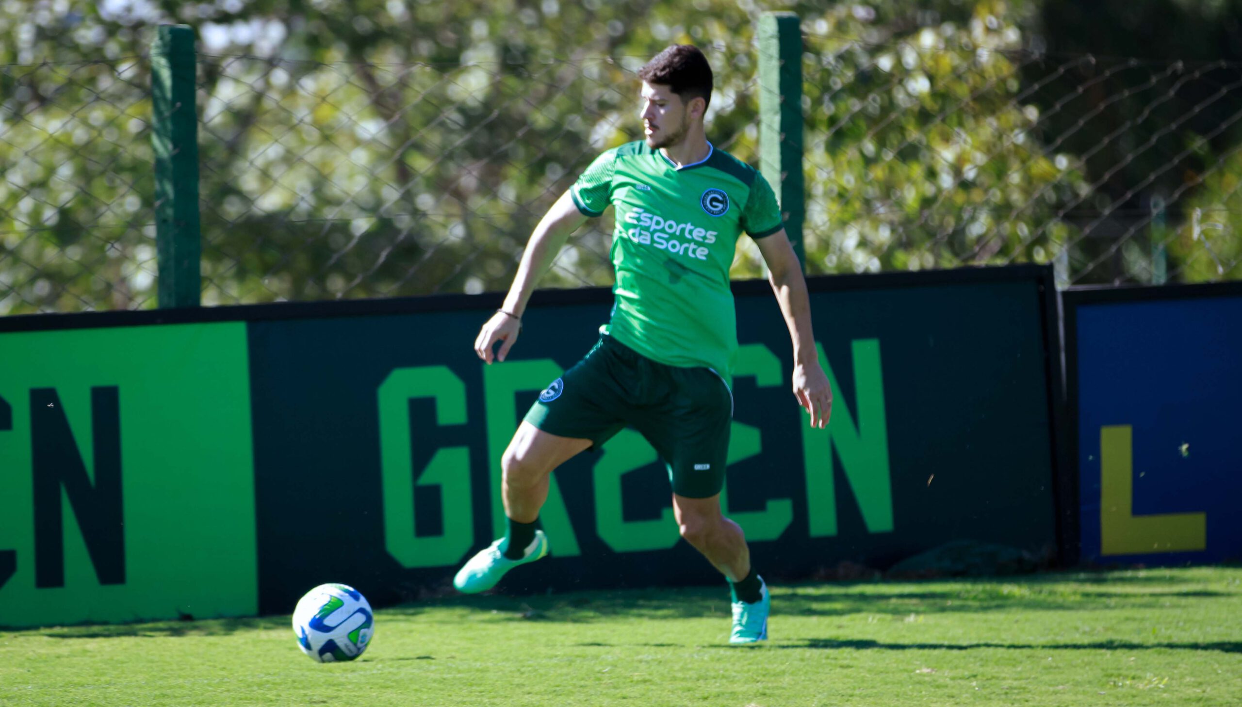 Atlético-GO tenta a contratação de lateral do Goiás