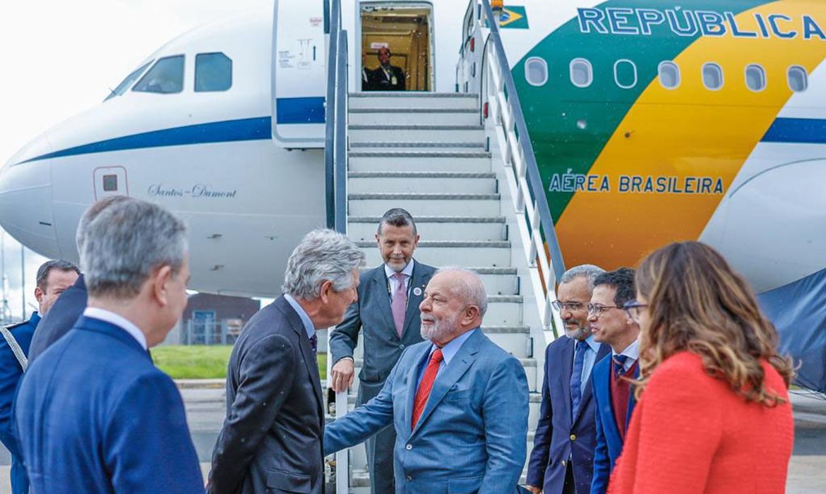 Lula chega a Londres para participar da coroação do Rei Charles III